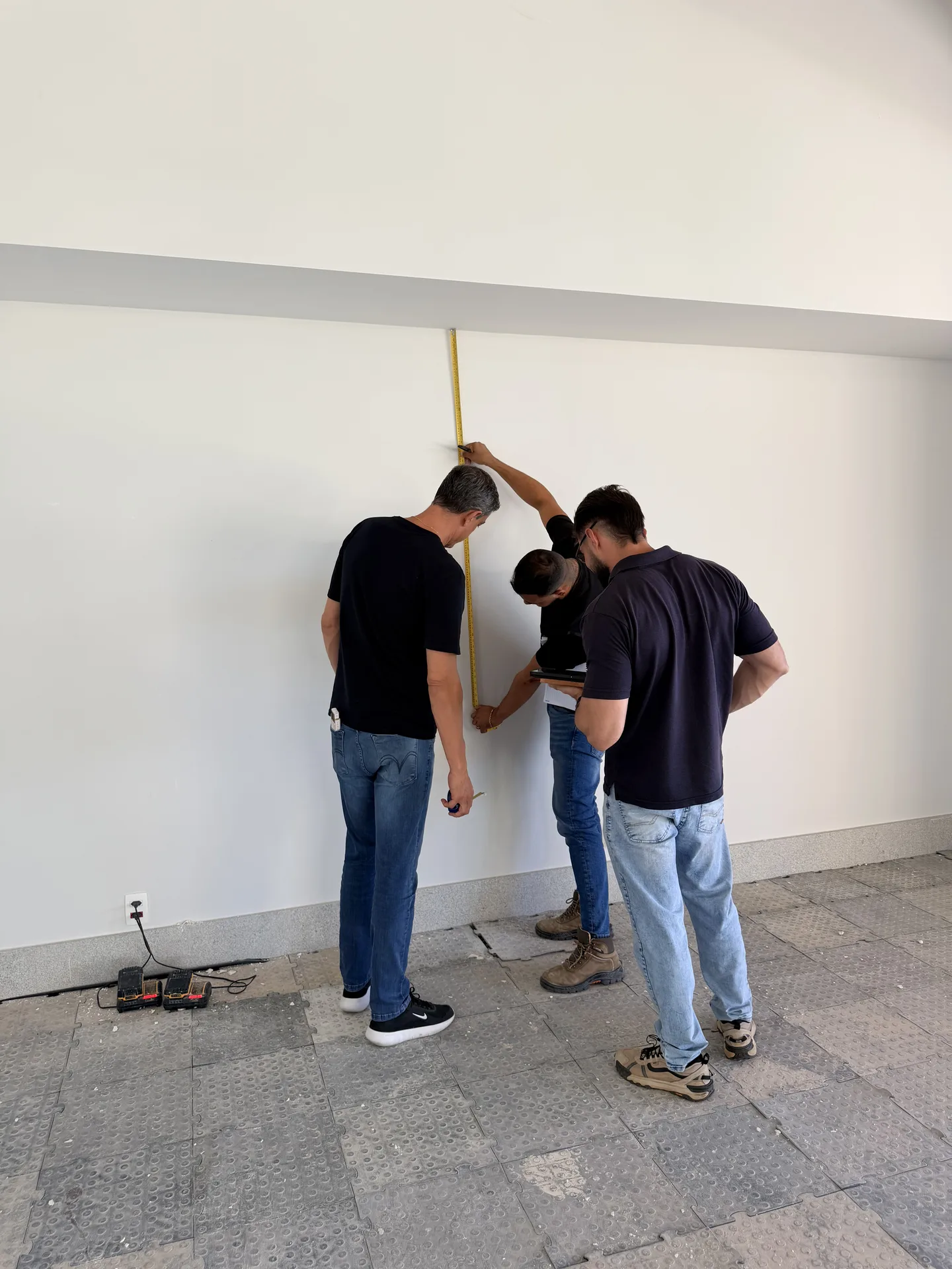 Equipe da DM acompanhando a medição de uma obra
