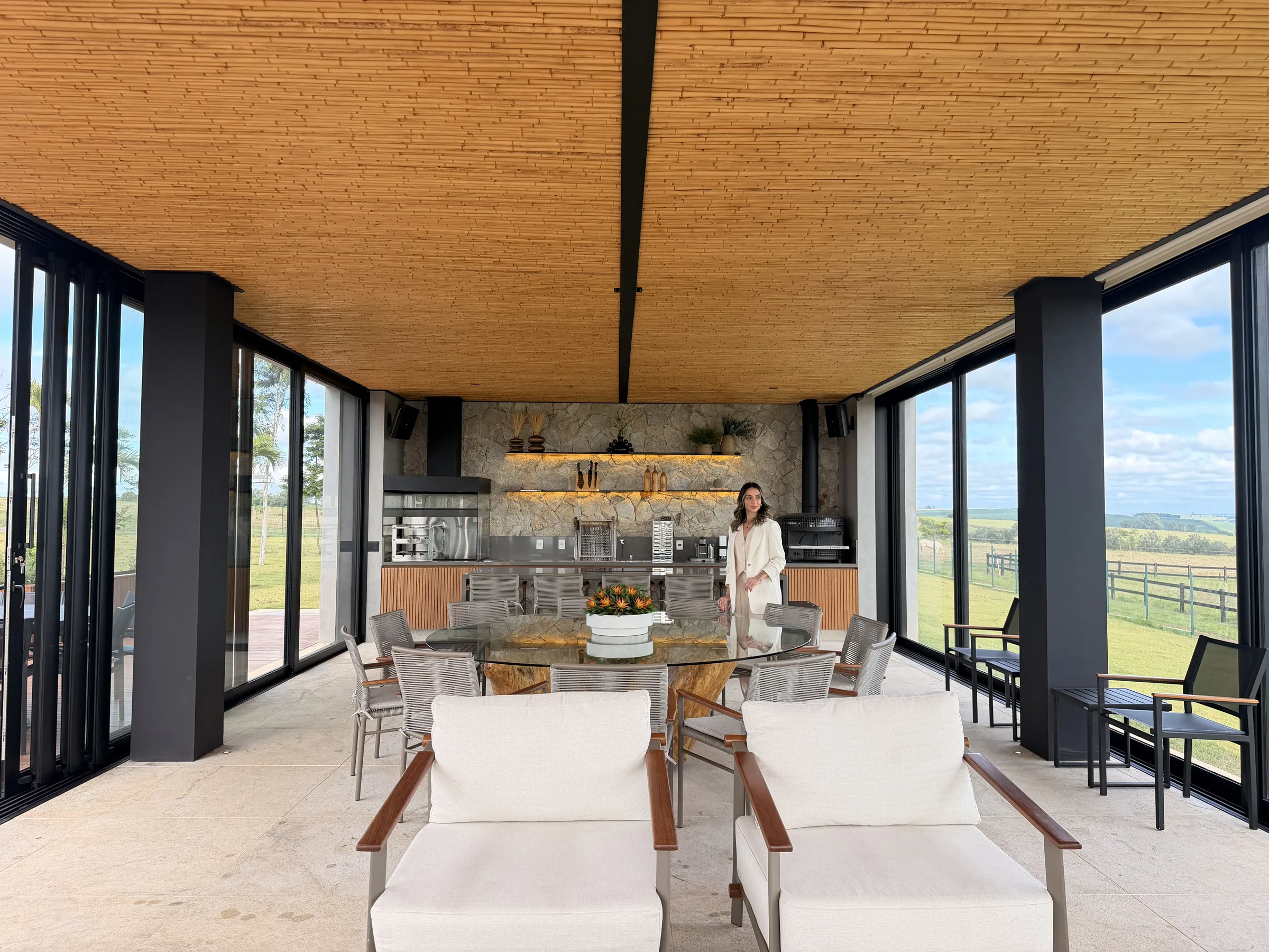 Área gourmet integrada com aplicações em pedra natural