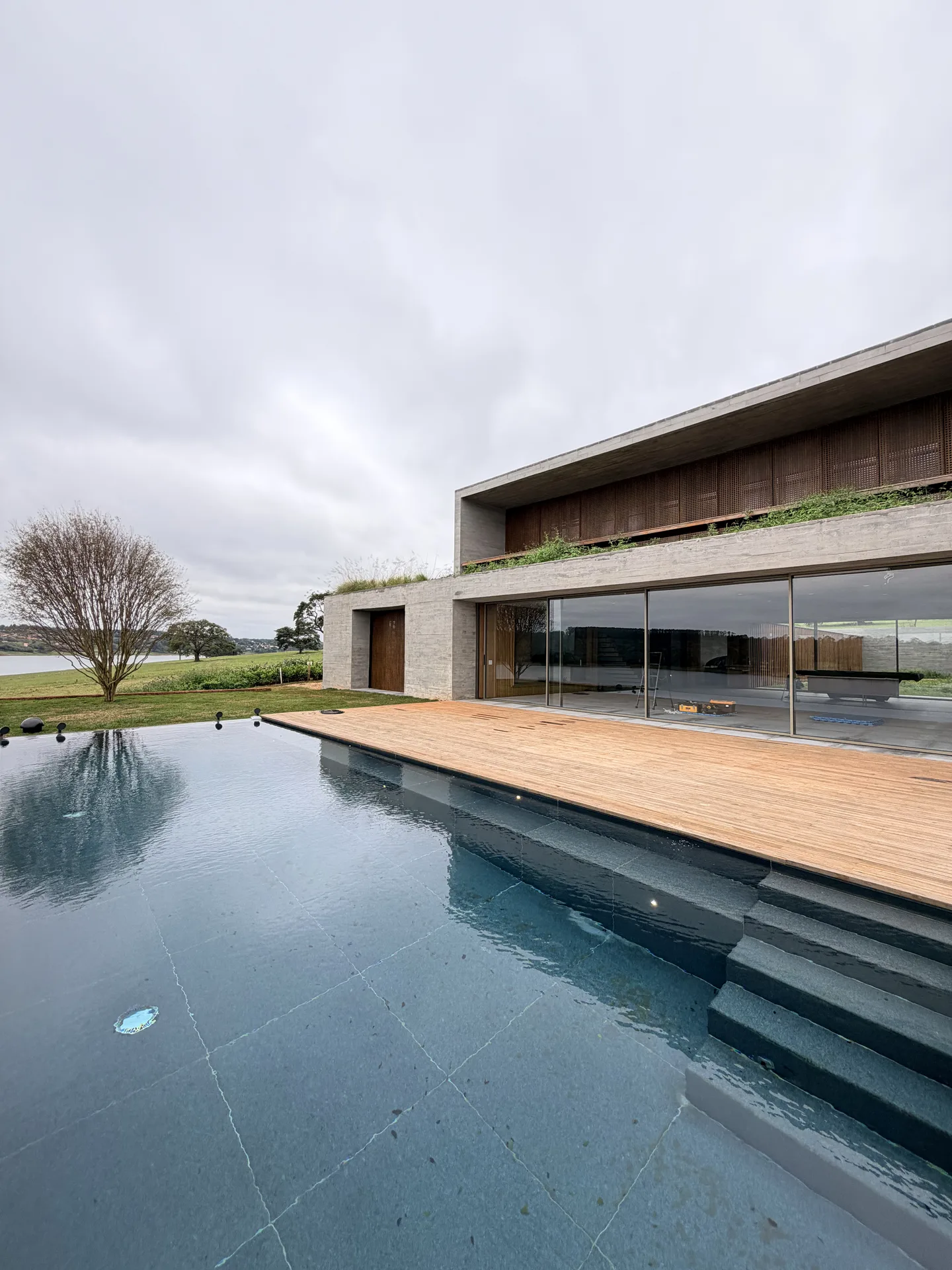 Casa Brisa Avaré com piscina e revestimentos naturais