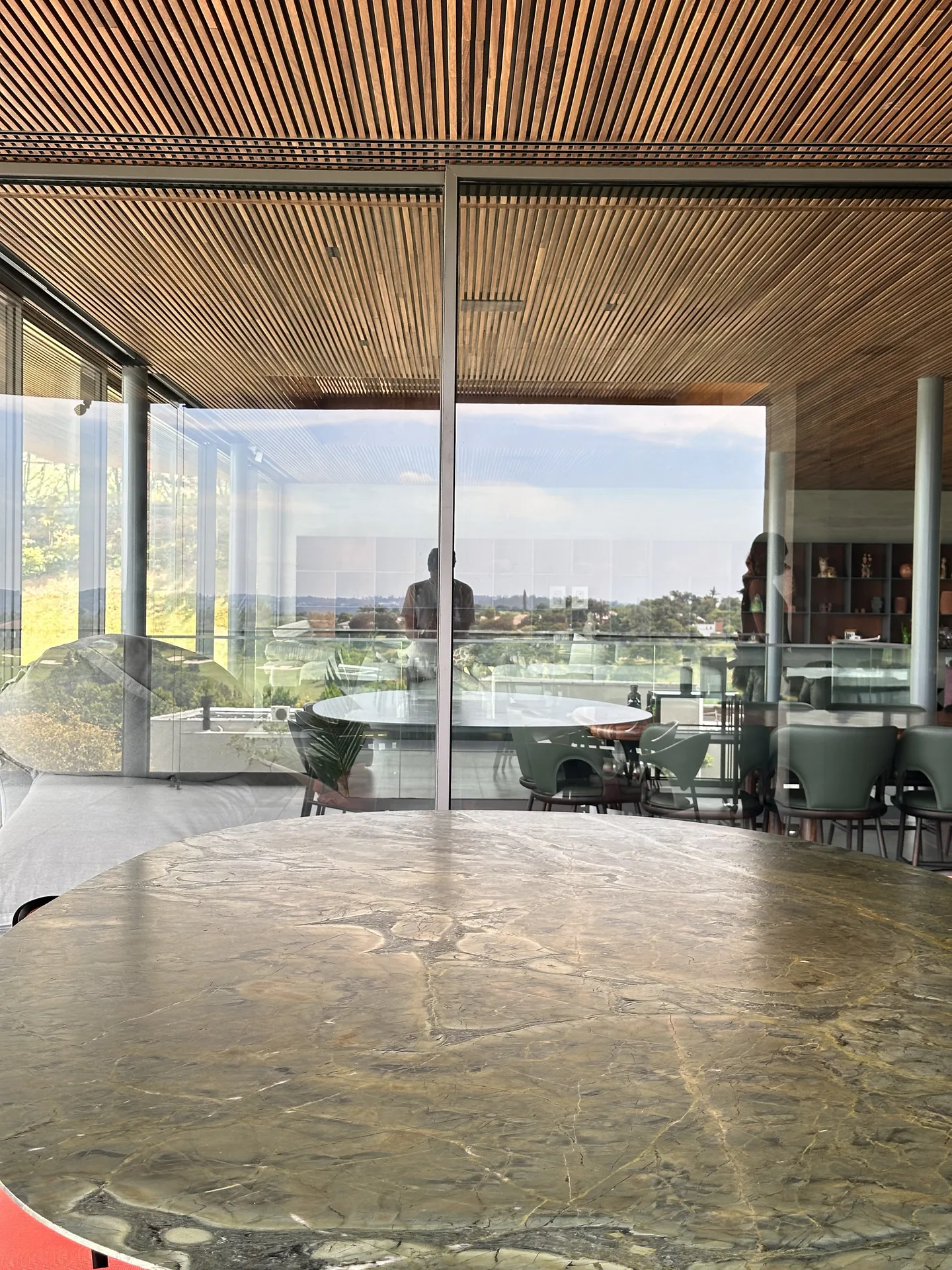 Área gourmet da Casa Fazenda Grama com mesa em pedra